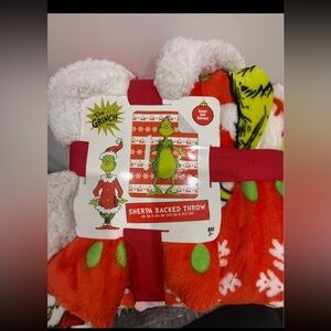 Dr. Seuss The Grinch Sherpa Backed Throw - Red, Green, White